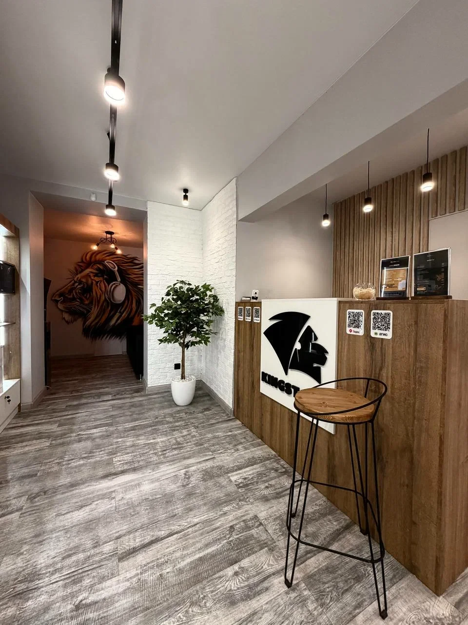 Стойка ресепшена магазина KingStore